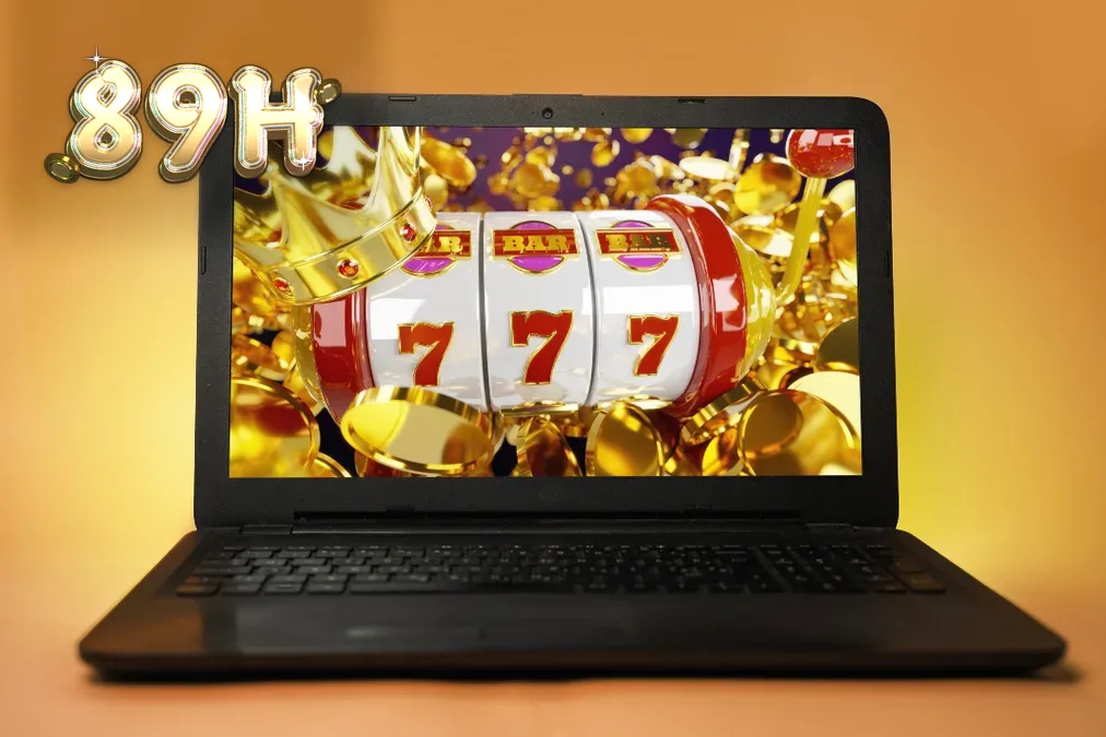 Interface de um slot online moderno exibindo símbolos temáticos e botões de aposta.